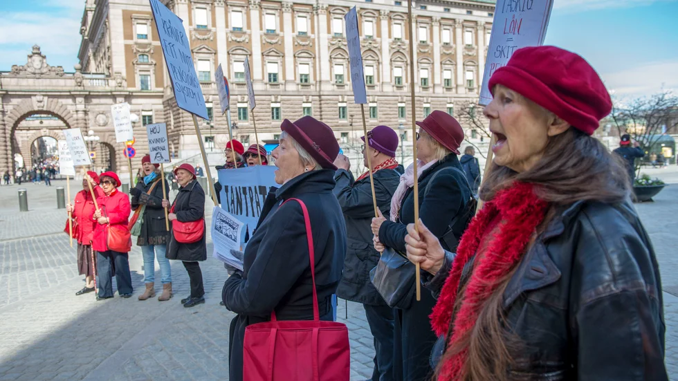Gammal tant behöver större slant! På Mynttorget i Stockholm har Tantpatrullen demonstrerat mot låga pensioner. Efter ett uppehåll under pandemin har man sedan i torsdags återupptagit sina protester. 