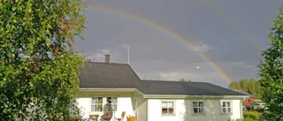 Dubbla regnbågar över taket    