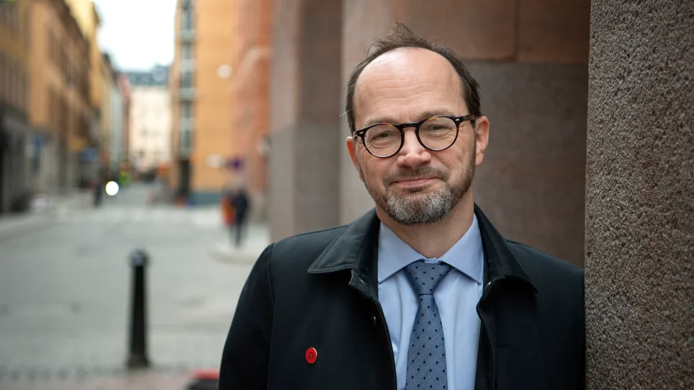 Infrastrukturminister Tomas Eneroth (S) är tveksam till att placera järnvägsstationer utanför städerna.