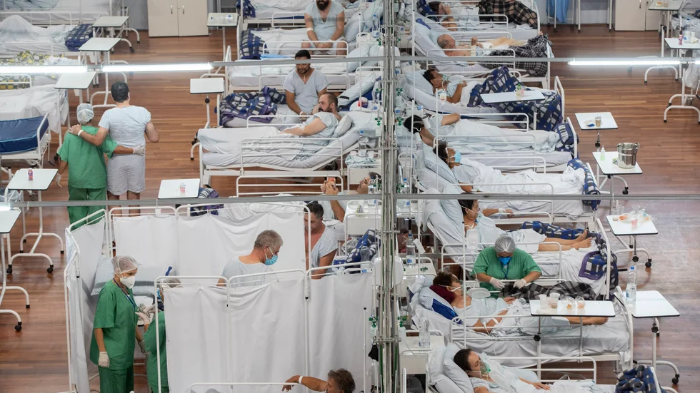 Patienter sjuka i covid-19 vårdas på ett fältsjukhus som upprättats i en idrottsarena i utkanten av São Paulo i Brasilien. Bilden togs den 4 mars.