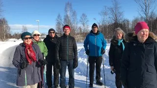 PRO promenerar på Björkskatan.