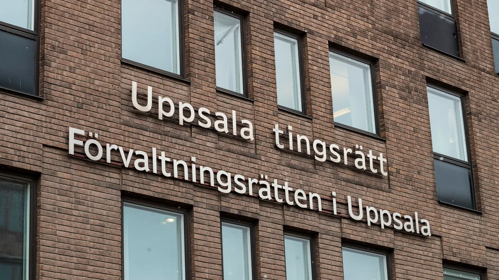 En mamma i Enköping, misshandlade sina två döttrar i deras lägenhet. 
