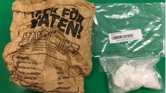 Polisen hittade 96 gram kokain i Stockholmarens hyrbil. Den misstänkte förnekar att det är hans knark.