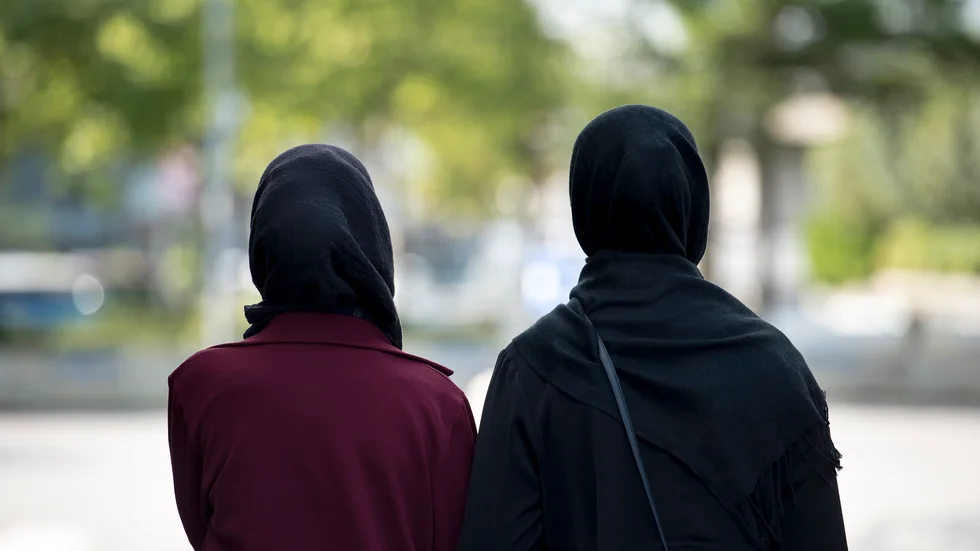"Alla ska få välja med eller utan slöja och om de vill vara oskulder när de gifter sig med den de älskar", skriver Jenny Ekenlie.