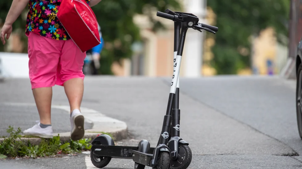 De allt mer frekventa elsparkcyklarna i de större städerna körs galet och ställs överallt av nonchalanta egoister.