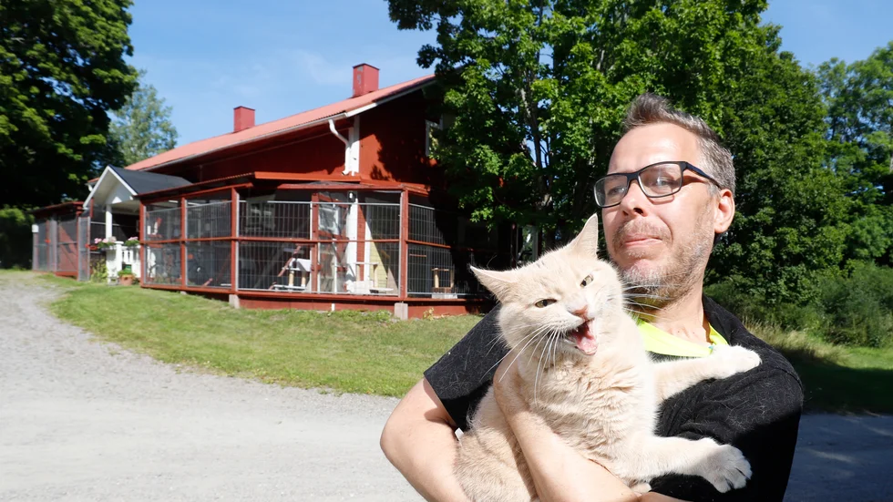 Pär Ehn, djurvårdare på Kälby Djurhem, tilllsammans med profilstarka katten Mozart, som väntar på omplacering.