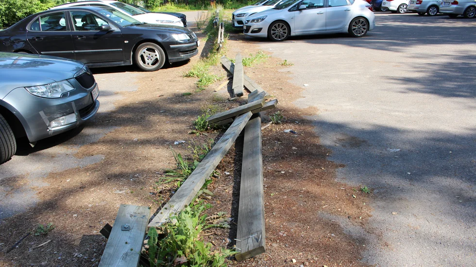 Motionärer har reagerat på parkeringsplatsen vid Ryds motioncentrum där staketet är trasigt. 