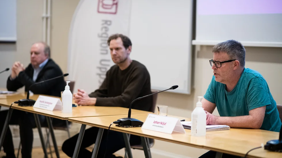 – Det är lite som att vi går på en lina över avgrunden. Det gäller att inte ta ett steg fel utan vi måste verkligen hålla i och vara försiktiga, säger smittskyddsläkare Johan Nöjd.