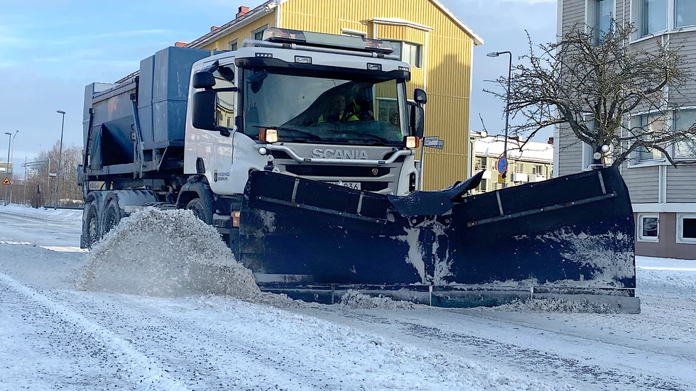 Det var full pådrag för snöröjningen i Enköping hela måndagen och även in på tisdagen. Fyrtiofem enheter hjälptes åt att röja snö på gator, gc-vägar och vid fastigheter.
