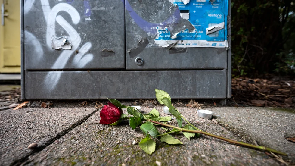 Augusti förra året: En ros och ljus på Sergels väg i Malmö där småbarnsmamman Karolin Hakim sköts till döds på årsdagen av mordet. Arkivbild.