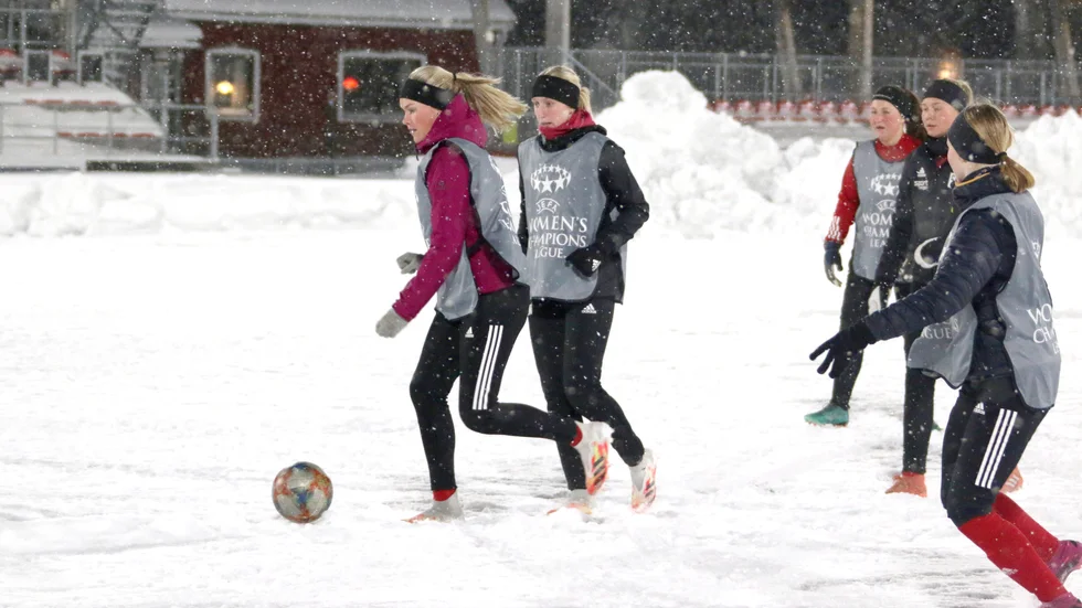 Här driver Milla Johansson bollen. Inte helt lätt på det snöiga underlaget. "Det var kallt, lite studsigt och svårt att slå passningar", tyckte hon.