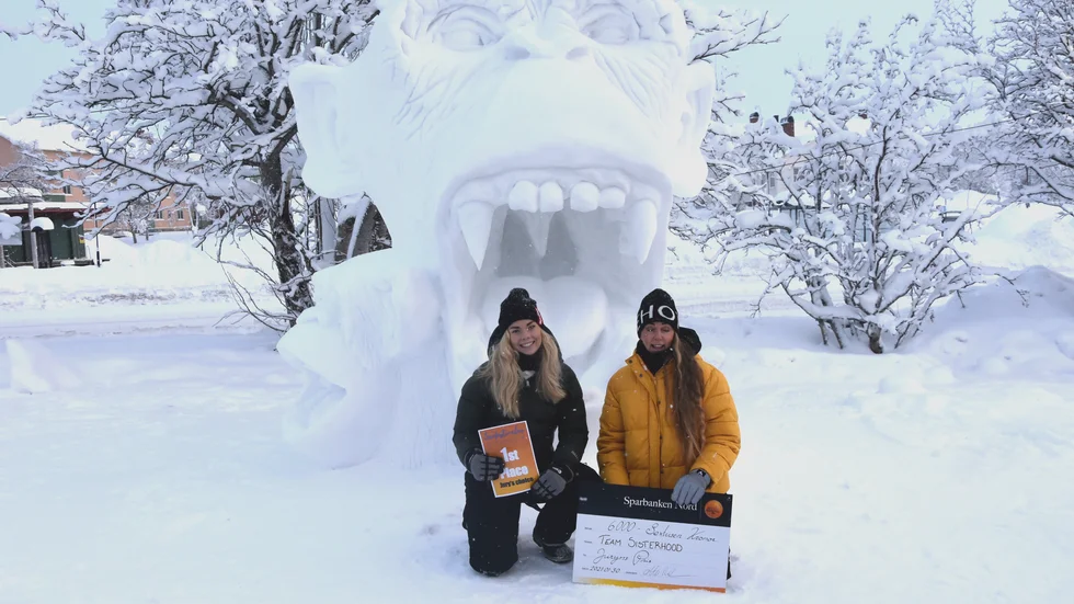 Ida Collin och Linda Vagnelind vann juryns pris på 6 000 kronor för sin snöskulptur "Expressions".