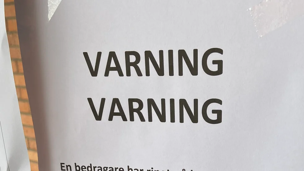 Bedragare lyckades i måndags lura en äldre kvinna så att Strängnäsbons bankkort försvann.