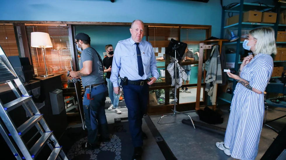 Komikern Anders Jansson spelar polismästaren i "LasseMajas detektivbyrå" och han befinner sig i länet för att göra en andra säsong. Bilden från inspelningarna i studion i Sävast i somras.
