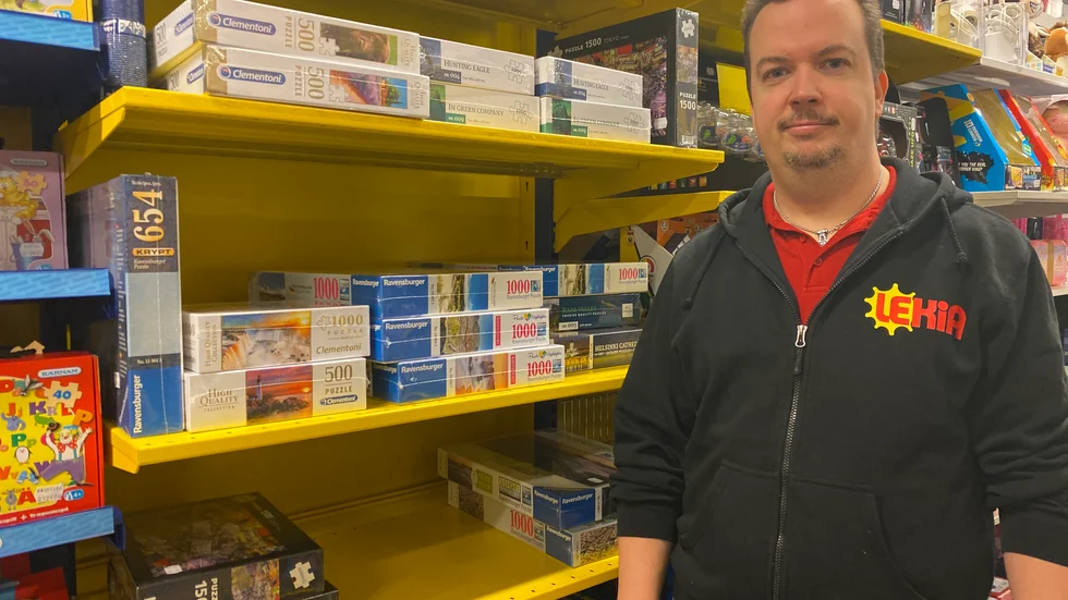 Joakim Hofving har det ganska glest på hyllorna med pussel på Lekia. Efterfrågan har varit stor på sistone. 