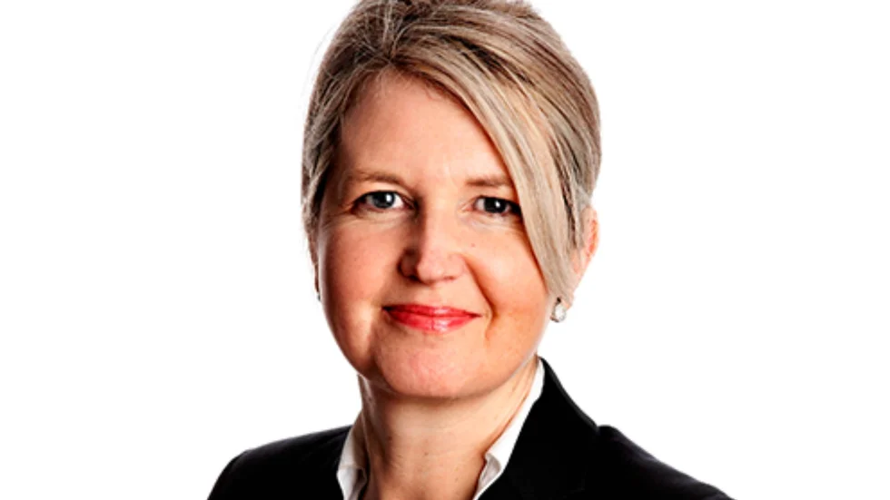 Inger Gunterberg är presstalesperson på Telia. Hon kan inte ge svar på när alla hushåll som förlorat internet, telefoni eller tv på grund av en avgrävd kopparkabel kommer att få tillbaka det.