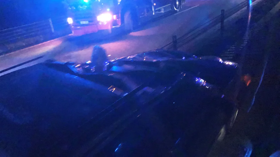 Vår reporter har fotograferat olycksbilen genom bussfönstret. Den har fått stora plåtskador. 