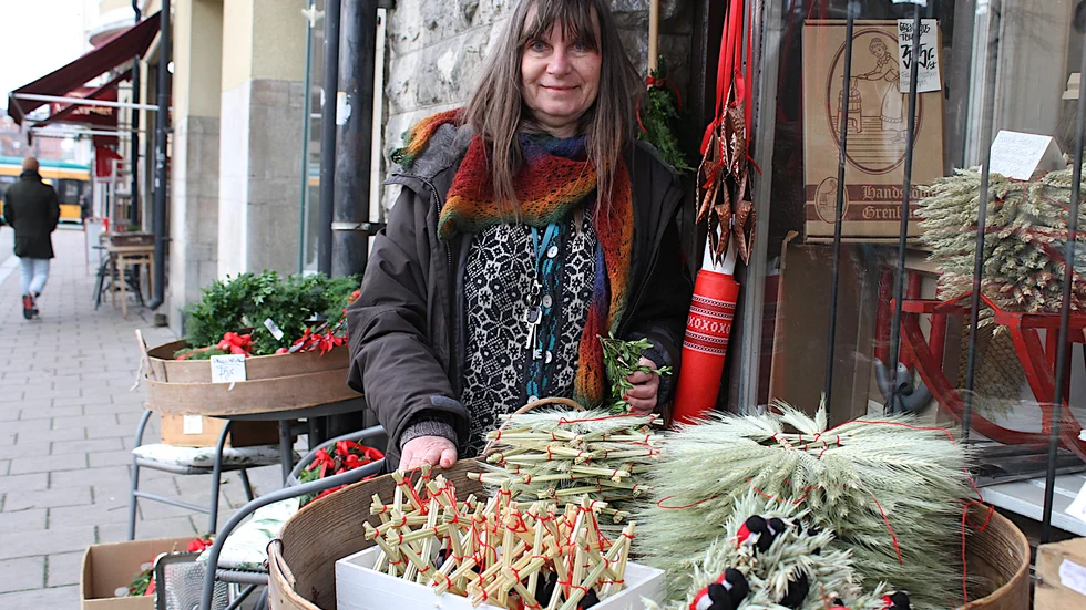 Linda Moberg med butiken Popsi på Knäppingsborgsgatan i Gamla stan laddar för en egen coronasäker julmarknad utanför butiken. På samma sätt gör antikvariatet strax intill.