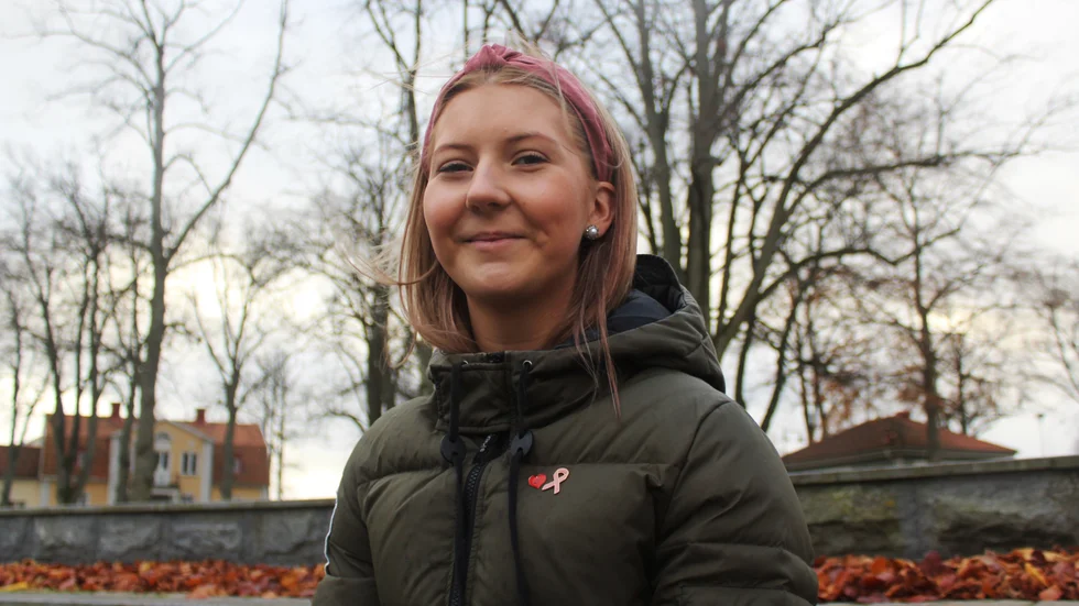 Emma Björk vet hur det känns att se nära och kära sörja. Nu använder hon sina erfarenheter i arbetet med UF-företaget Lyktan för livet.