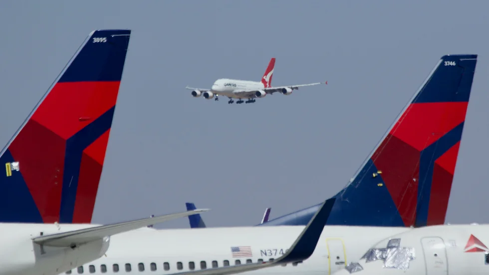 Australien begränsar hur många återvändande medborgare som ska tillåtas flyga in i landet, eftersom det är hårt tryck på de lokala myndigheter som övervakar landets två veckor långa obligatoriska karantän.