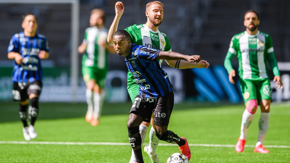 Sirius Nahom Girmai Netabay i duell med Hammarbys Darijan Bojanic.