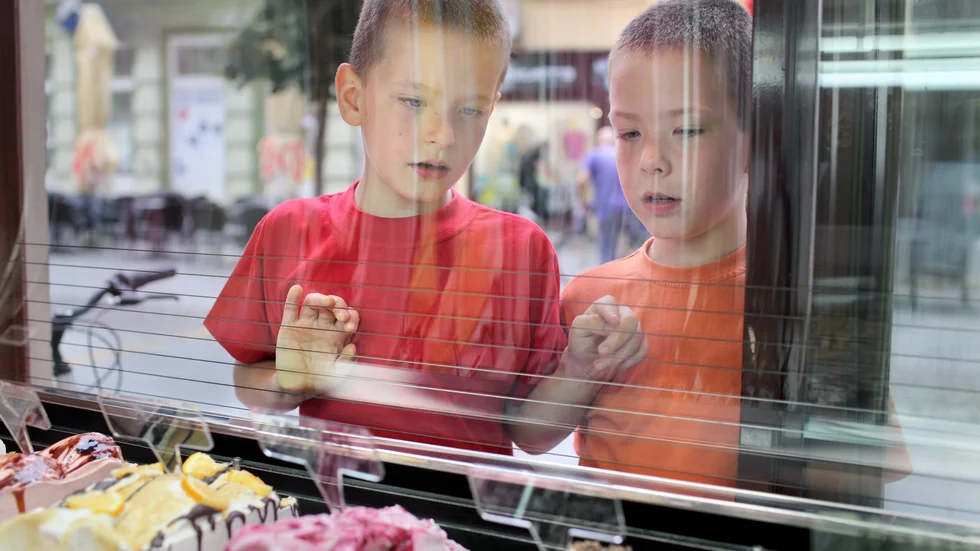 Vad kostar egentligen en glass? Låt barnen ta hand om sina egna inköp i sommar och lär dem samtidigt om ekonomi.