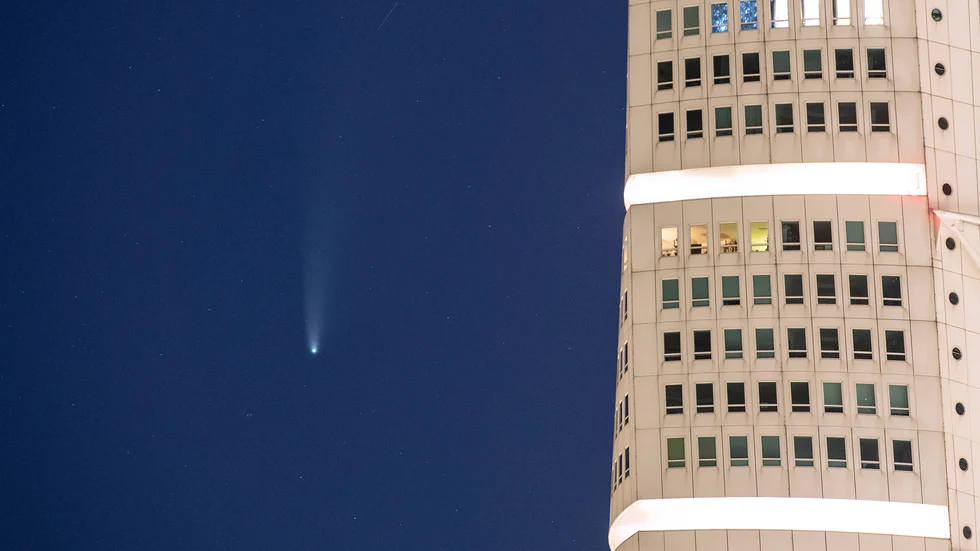 Kometen Neowise på natthimlen bredvid Turning Torso i Malmö natten till fredagen.