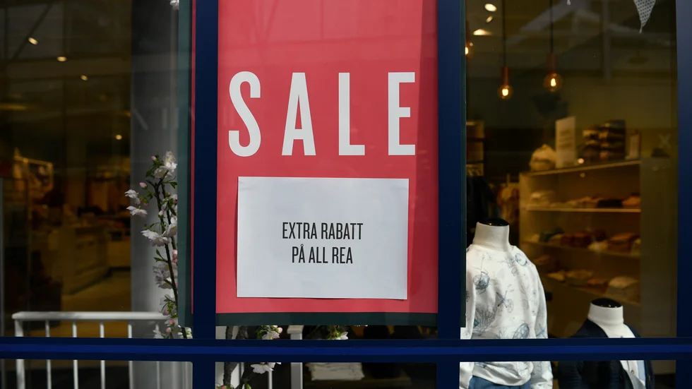 Skribenten efterfrågar att affärer ska skriva på svenska. 