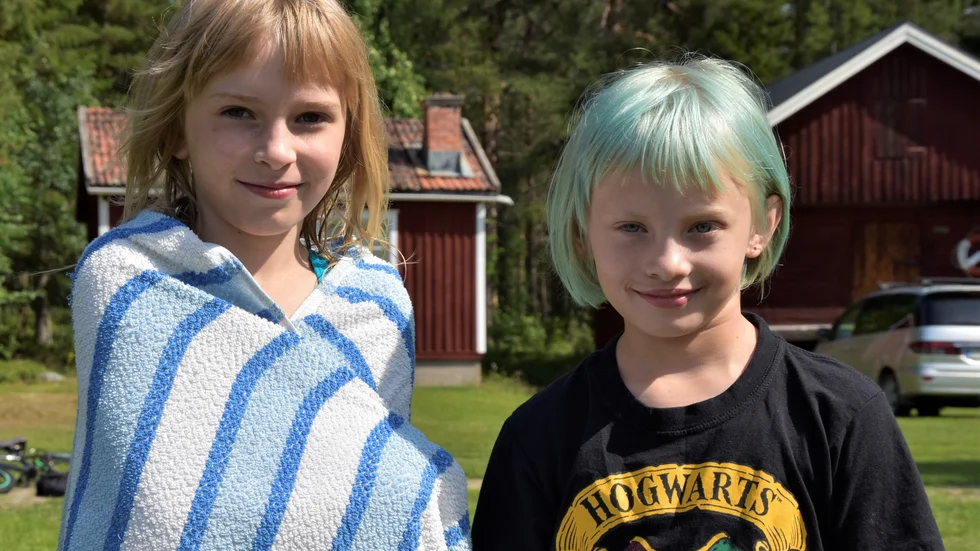 Sandra Särkijärvi, 7 år, och Aili Hennrix Raukola, 8 år, har kul på lägret berättar de. 