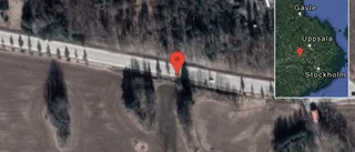 Personbil står still på E18 - helt stopp i ett körfält