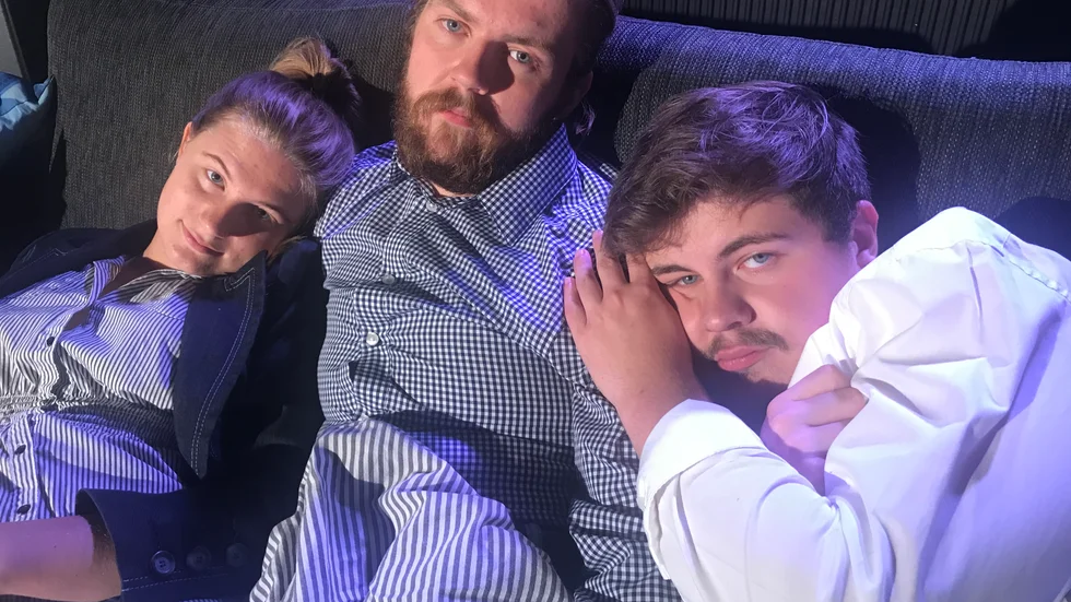 Agnes Lindkvist, Charlie Andersson Wistbacka och  Martin Eriksson ger "Tills döden förenar oss åt" i Teaterlådan i Katrineholm.