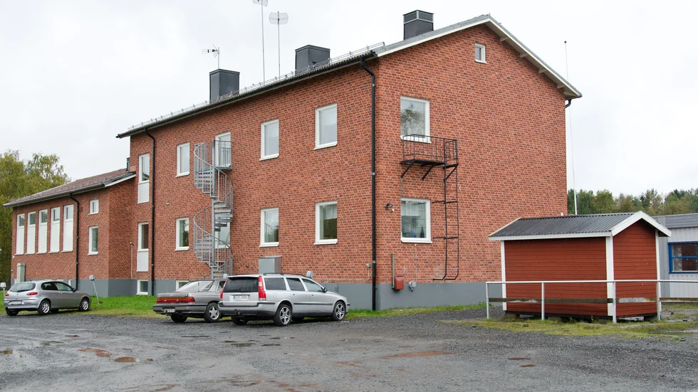 Bredåkers gamla skola lades ner 2012 och idag är byggnaden riven. Den som vill starta friskola i byn måste starta med att skaffa eller bygga nya lokaler.