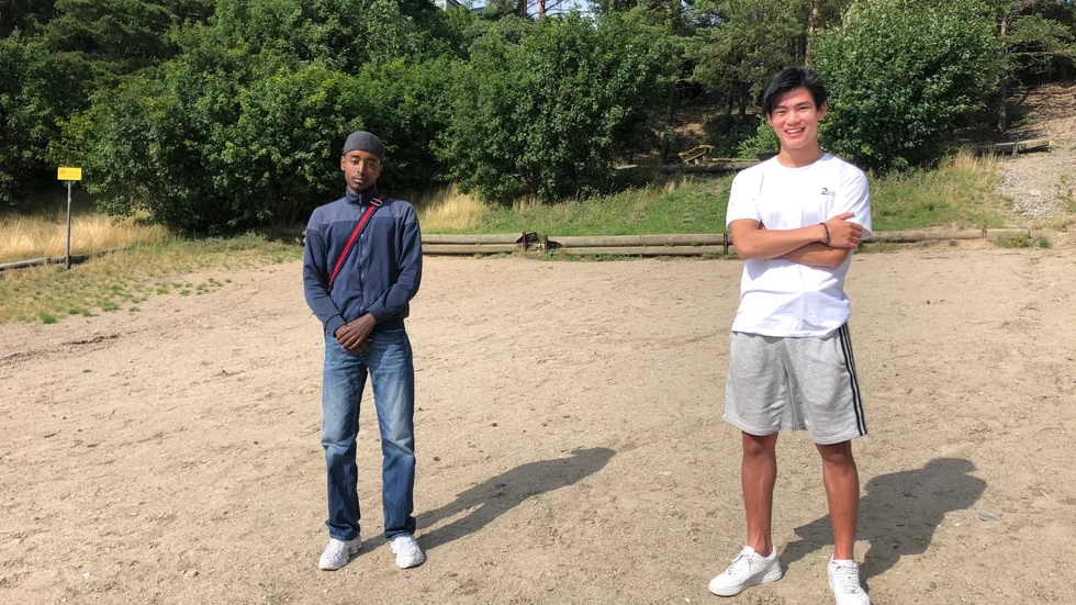 Två-metersregeln gäller, för alla. Alex Ly, 17 år, och Zaki Mohamud, 18 år, ser till att restriktionerna följs på Eskilstunas badplatser i sommar.
