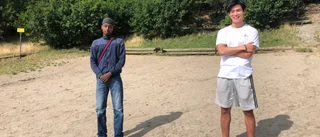 Trivselvärdarna ser till att du badar med avstånd