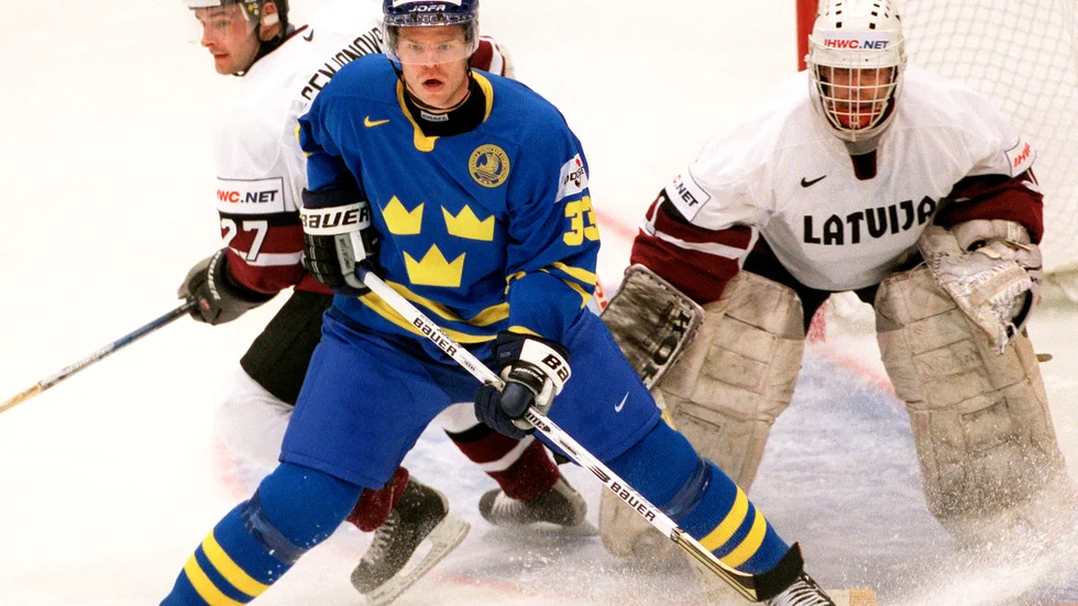 Aleksanders Semjonovs i en VM-match mot Sverige i duell mot Fredrik Modin framför superlegendaren Arturs Irbe. 