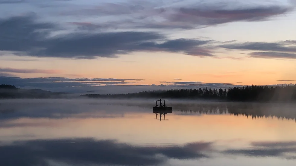 Lugnt och fridfullt vid midnatt i Långträsk.