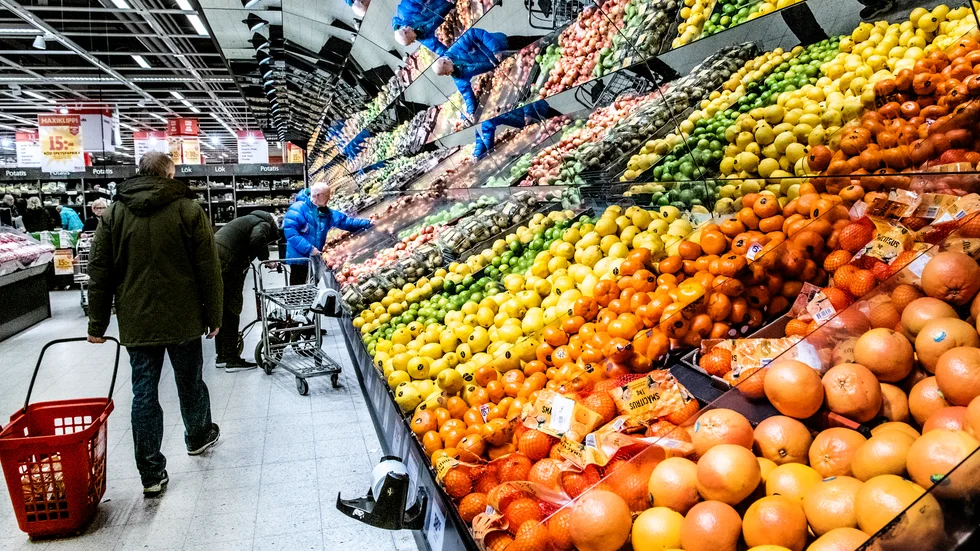 Butiksägarens ansvar. "Lämpliga lösningar är säkert olika beroende av typ av butik och där har butiksansvarig säkert störst möjlighet att själva hitta på bra lösningar", förklarar biträdande smittskyddsläkare Per-Åke Jarnheimer Olsson.