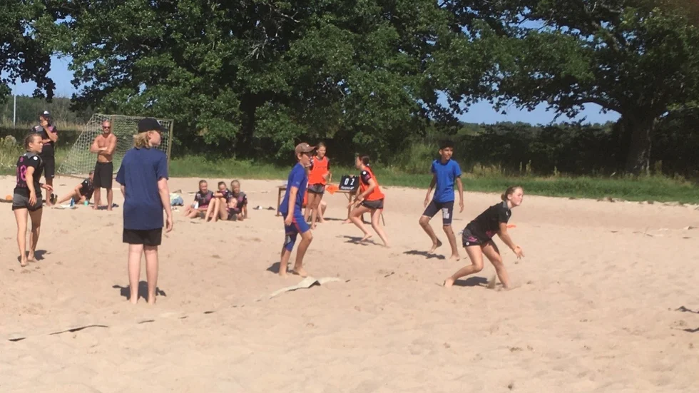 Fem Västerviks HF-lag spelade beachhandboll i Mönsterås i lördags.
