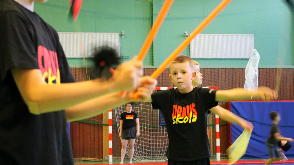 Arvid Nisbolt, 8 år, övar på poi, långa tygremsor som svingas runt i hög hastighet.