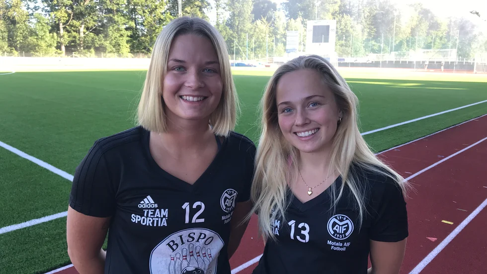 Elin Hedström och Matilda Cassel-Ledin är hemma från sina collegestudier i USA och passar då på att spela division 2-fotboll med Motala AIF. I vår hoppas de sedan mötas i den amerikanska skolfotbollen i Kalifornien.