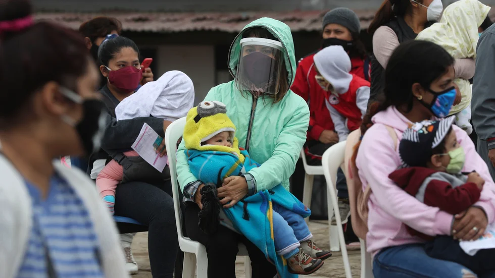 Kvinnor väntar på att vaccinera sina barn i Lima, Peru, den 26 juni.