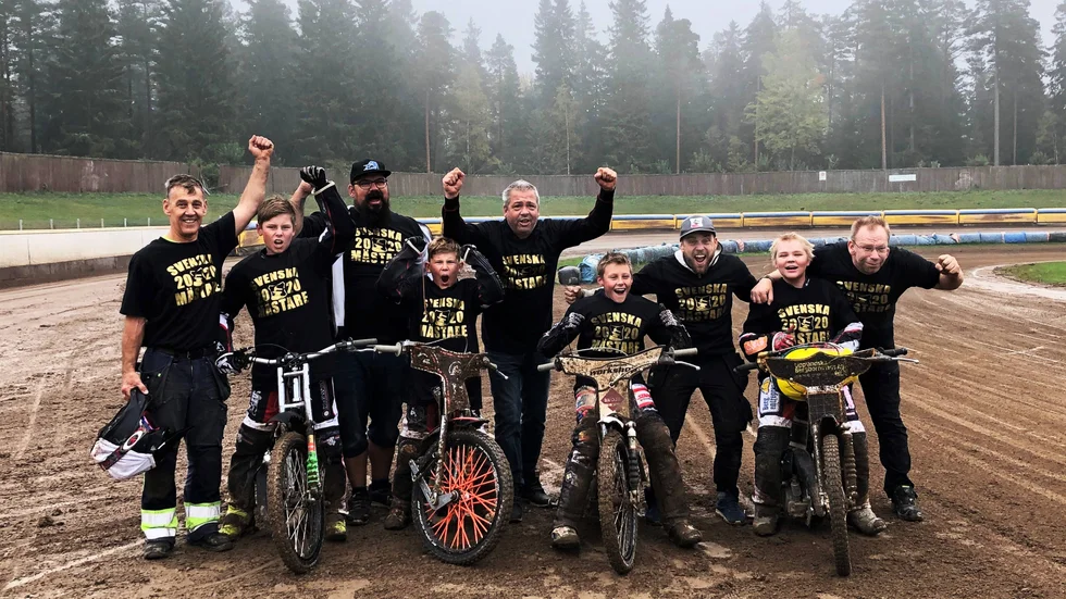 Smedgänget jublar efter mästartiteln. På cyklarna (från vänster) syns Manfred Zetterström, Charlie Netz, Anton Jansson och Dante Johansson. 
Bakom står mekaniker/pappor (från vänster): Mårten Zetterström, Jimmy Netz, Jimmy Jansson och Mathias Johansson samt lagledaren Mats Lundqvist i mitten.
