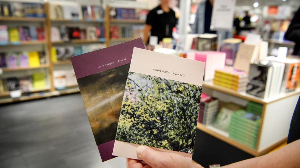 Litteratur av yppersta klass eller en gåta för "vanliga" bokälskare? Omvärlden reagerar på Louise Glücks Nobelpris i litteratur.