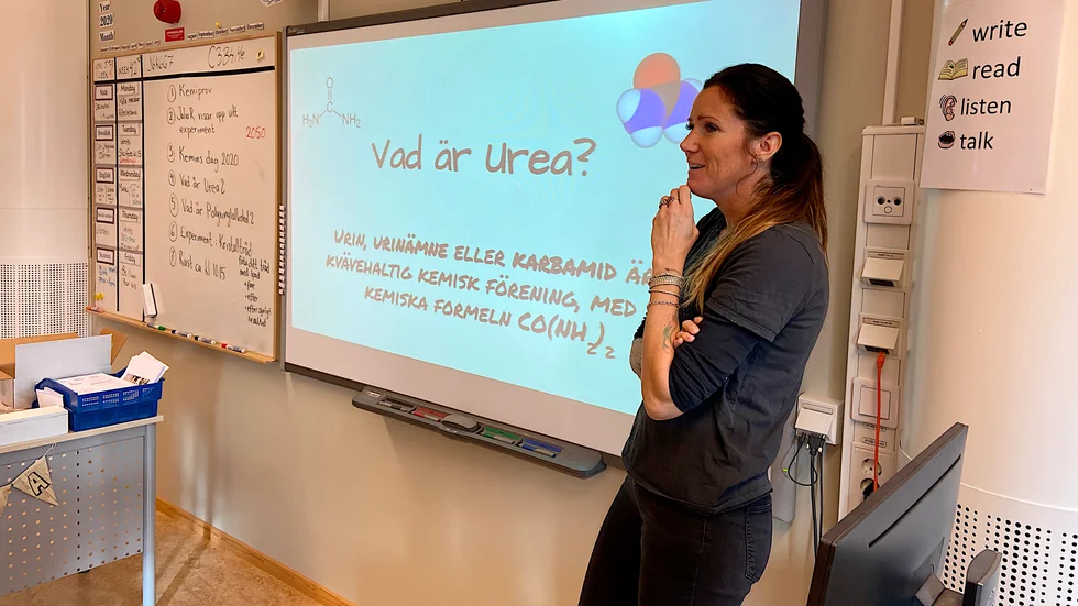 Sara berättar att urea är ett ämne som finns i urinen. Det väcker en del känslor i klassen.