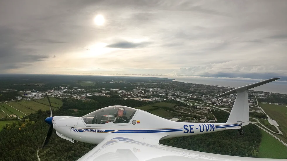 Instruktören Rune Larsson på en flygtur över Visby i motorseglaren.