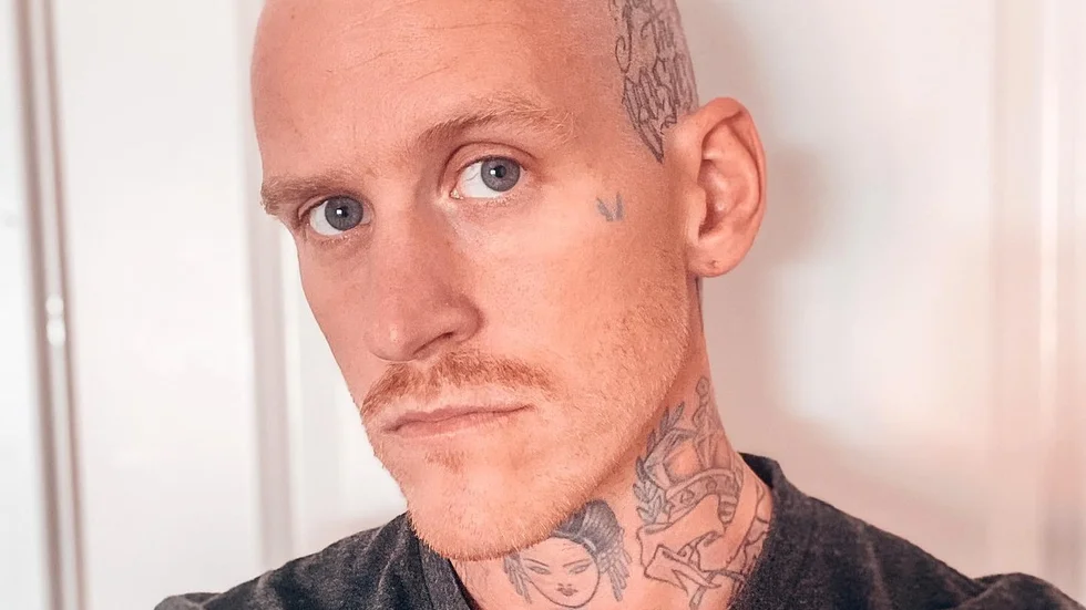 Christoffer Eneqvist går för närvarande en kamp mot cancern. Vältränad och hälsosam, ändå kom den från ingenstans. Men prognosen ser god ut, han kommer att bli frisk.