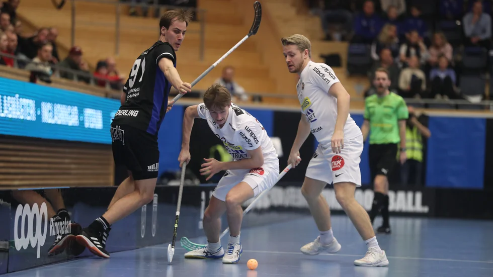 Sirius Kevin Söderling i duell med Storvretas Emil Helmrich och Filip Stenmark.