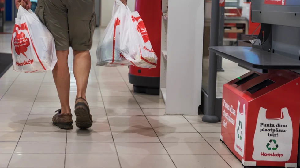 "Till ingen nytta har regeringen infört en särskild skatt på dammsugare, kylskåp och annan elektronik. De har infört skatt på plastpåsar, så att de nu kostar sju kronor i matbutiken. De har infört flygskatt och avfallsförbränningsskatt."