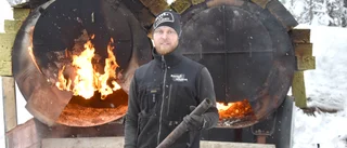 Johan i Nyliden tillverkar grillkol av björkved: "Vill ta tillvara på skogen"