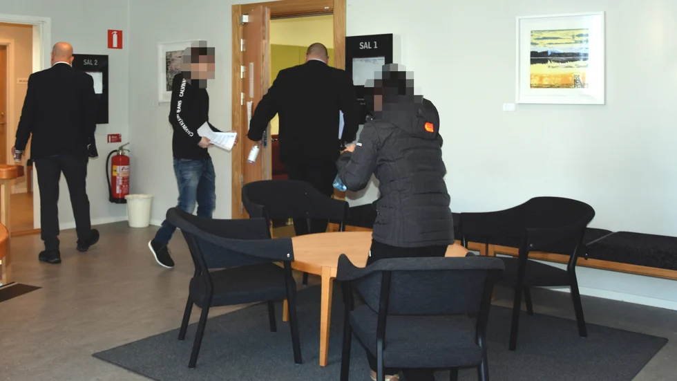 Den tilltalade på väg in i rättegångssalen, före honom advokat Marko Tuhkanen.
